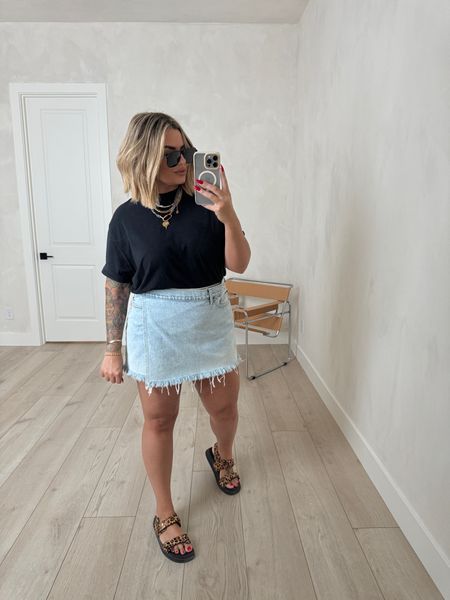 Denim Skirt Outfits Summer, Tshirt Skirt Outfit, Casual Date Night Outfit Summer, Girls Night Outfit, Skirt Outfits Summer, Casual Date Night Outfit, Jean Skirt Outfits, Plus Size Baddie Outfits, Jeans And Wedges