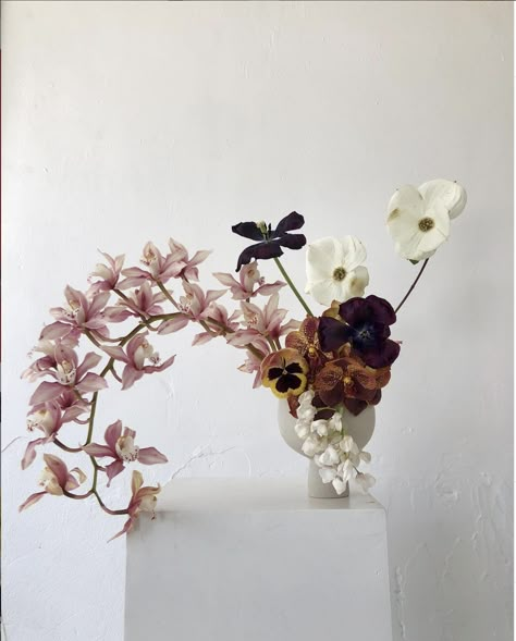 Sogetsu Ikebana, Modern Wedding Flowers, Ikebana Flower Arrangement, Vase Arrangements, Flower Therapy, Deco Floral, Floral Display, Floral Inspiration, Modern Floral