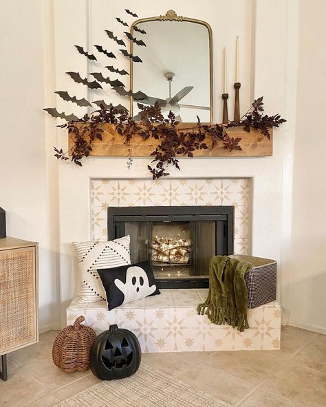 25 Spooktacular Neutral Halloween Decor Ideas Neutral Decor Ideas, Neutral Halloween Decor, Elegant Tips, Sophisticated Halloween, Halloween Entryway, Neutral Halloween, Halloween Living Room, Hanging Witch, Minimalist Halloween