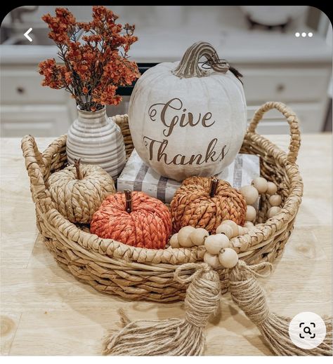 Fall Basket Ideas Decor, Easy Fall Centerpieces, Fall Centerpiece Ideas, Pumpkin Table Centerpiece, Fall Tray Decor, Fall Coffee Table Decor, Fall Apartment Decor, Fall Basket, Fall Tray