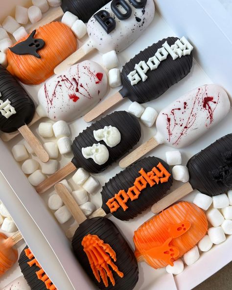 I am now booking for October! Feel free to send me all your Halloween inspo! 👻🎃 #halloween#halloweenparty#october#spookyseason#partyideas#halloween🎃#baker#treatmaker#blogger#food#desserttable#cakesicles#chocolate#chocolatedipped#halloweenideas#hanford Skeleton Treats Halloween, Skeleton Strawberries, Halloween Dipped Treats, Cakesicles Chocolate, Cakesicles Ideas, Halloween Classroom Treats, Cake Pucks, Halloween Themed Desserts, Halloween Dip