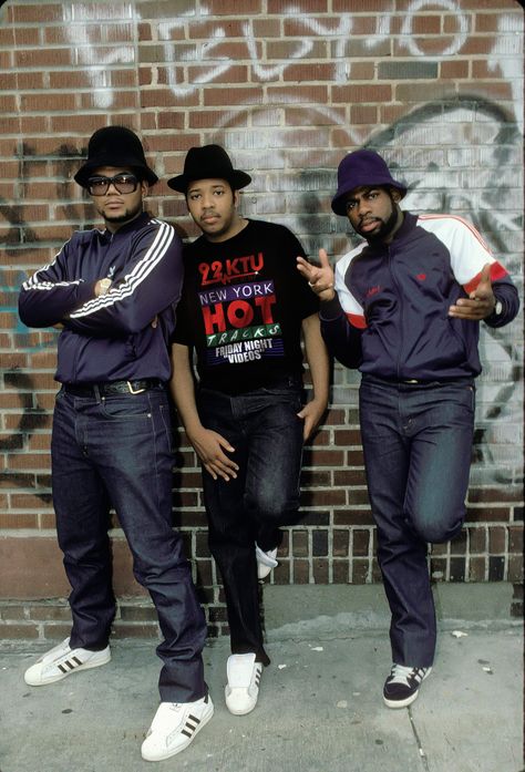 RUN-DMC New York Hot Tracks Run Dmc Adidas, 80s Hip Hop, Hip Hop 90s, Hip Hop Classics, 80s Fashion Trends, Kate Olsen, Band Outfits, 90s Hip Hop Fashion, Celebrities Fashion