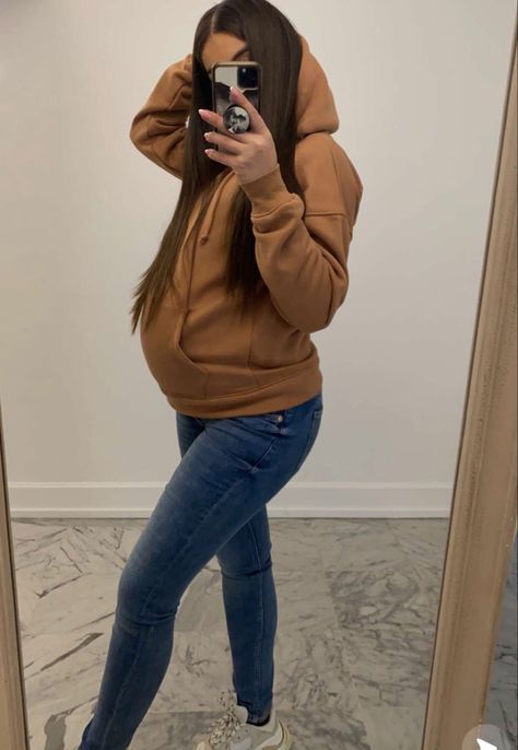 Pregnant Hoodie Outfit, Grunge Pregnancy Outfits, Pregnancy Outfits Winter Casual, Pregnant Going Out Outfit, 3 Months Pregnant Outfits, Winter Maternity Outfits Casual, Pregananant Outfits, Cute Maternity Outfits For Winter, Fall Pregnancy Outfits Casual