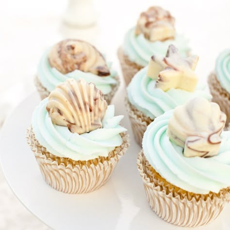 Perfect for a beach wedding or beach theme bridal shower! Chocolate seashells sitting on cupcakes. Seashell Cupcakes, Cupcake Receptek, Beach Cupcakes, Buffet Dessert, Beach Wedding Cake, Cupcake Cake, Wedding Cupcakes, Beach Weddings, Wedding Desserts