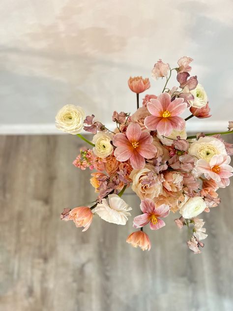 Muted Color Bouquet, Muted Wedding Bouquet, Bouquet Designs Ideas, Mauve And Peach Wedding, Fall Pink Wedding, Muted Colors Aesthetic, Brown And Pink Wedding, Sweet Pea Wedding Flowers, Brown Tulips