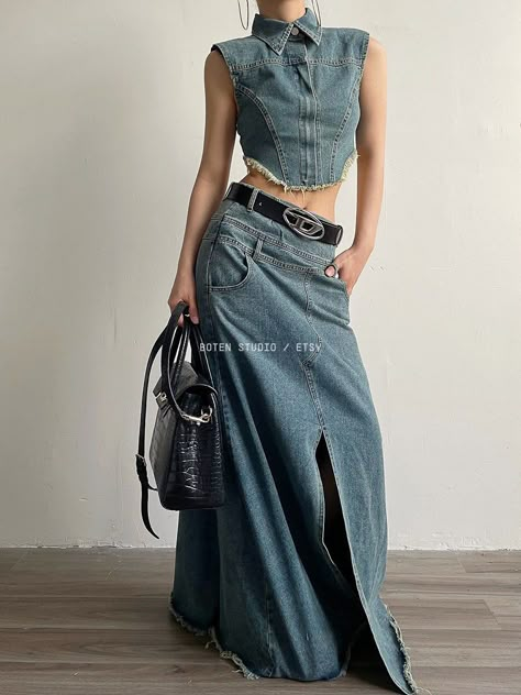 Womens Denim On Denim Outfits, Pocket Belt Outfit, Jean Maxi Dress Outfit, Maxi Denim Skirts, Vestiti In Jeans, Ropa Upcycling, Double Belt, Denim Skirt Outfits, Denim Inspiration