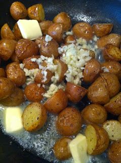 I AM WOMAN, Watch me cook!: Garlic Butter Pan Roasted Potato's Gorgonzola Cheese Recipes, Roasted Baby Red Potatoes, Pan Roasted Potatoes, Baby Potato Recipes, Garlic Red Potatoes, Baby Red Potatoes, Roasted Potato Recipes, Gorgonzola Cheese, Red Potatoes