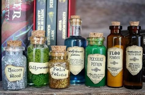 Easy DIY Spell/potion ingredients | Decorations for A Harry Potter Party!!! GLITTER Harry Potter Motto Party, Harry Potter Weihnachten, Baby Harry Potter, Vetenskapliga Experiment, Harry Potter Bathroom, Classe Harry Potter, Harry Potter Christmas Decorations, Cumpleaños Harry Potter, Stile Harry Potter