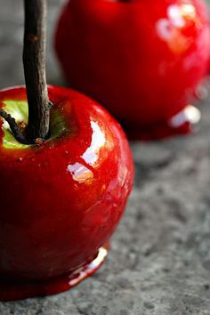 Make Candy Apples yourself, for your very own halloween party. What kid wouldn't love that? Food Cravings Dinner, Lentil Cakes, Matcha Yogurt, Savory Apple Recipes, Yogurt Breakfast Bowl, Candy Apple Recipe, Apple Photography, Halloween Party Treats, Vegan Lentil