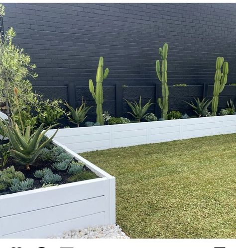 Minimal Backyard Landscaping, Short Retaining Wall Ideas, Minimalist Backyard Landscaping Design, Minimal Backyard, Modern Backyard Landscaping, Front Garden Design, Backyard Renovations, Patio Garden Design, Backyard Remodel