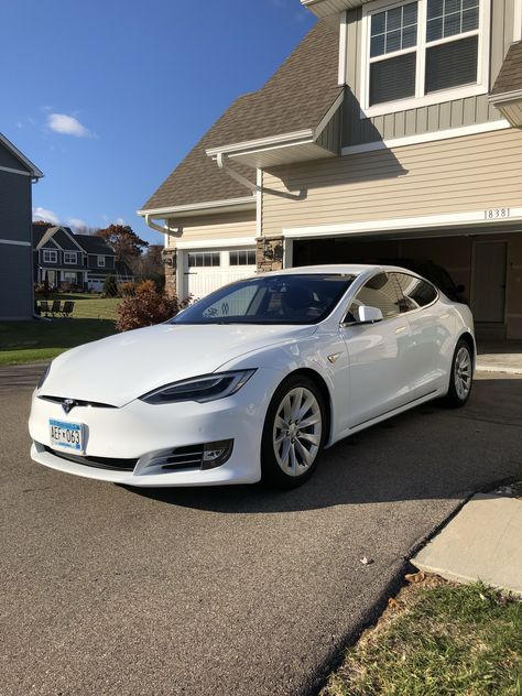 Tesla Model S white White Tesla Model 3, Tesla Model S White, White Tesla, Tesla Car Models, Tesla Battery, Eco Friendly Cars, Hot Rods Cars Muscle, Delivery Pictures, Black Jeep