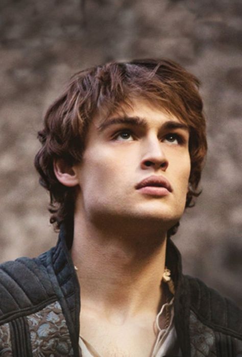 Douglas Booth in Romeo and Juliet 2013 Douglas Booth Romeo, Romeo And Juliet 2013, Romeo And Juliet Movie, Booth Aesthetic, Romeo Montague, Juliet Movie, Leonard Whiting, Juliet Capulet, Period Romance