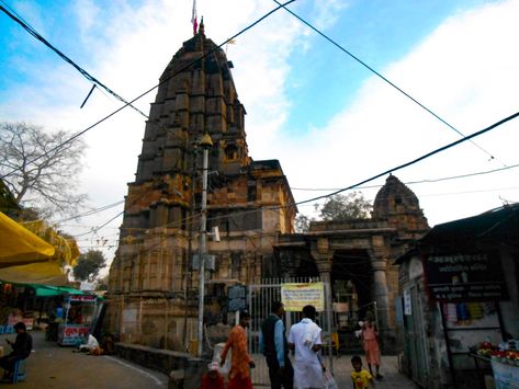 One of the 12 jyotirling of India 💐Mamleshwar Temple Mamleshwar Jyotirling, Omkareshwar Jyotirling Temple, Omkareshwar Jyotirling, Aesthetic Temple, 12 Jyotirling, Shiv Parvati, Travel Destinations Photography, Photoshop Backgrounds Free, Madhya Pradesh