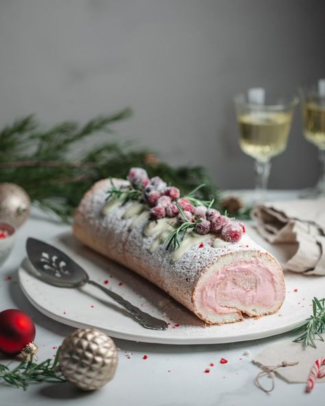 Christmas Peppermint Roll Cake Christmas Raspberry Cake Roll, Peppermint Roll Cake, Peppermint Cake Roll, Peppermint Roll, Candied Cranberries, Peppermint Cake, Christmas Peppermint, Angel Food Cake Mix Recipes, Peppermint Cream