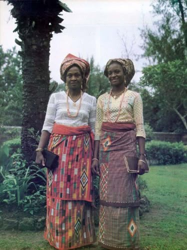 National dress of Nigeria. Colorful clothing of Nigerian tribes - Nationalclothing.org Nigerian Tribes, Single Piece Dress, Nigerian Culture, Nigerian Outfits, Design Moda, Nigerian Styles, National Dress, African People, African Textiles