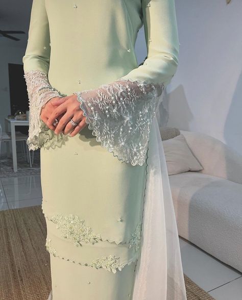 Kurung Moden Design Lace, Wedding Dress Malay, Wedding Kurung, Tunang Outfit, Design Baju Raya, Baju Kurung Moden Style, Kurung Lace, Butterfly Wedding Dress, Model Dress Kebaya