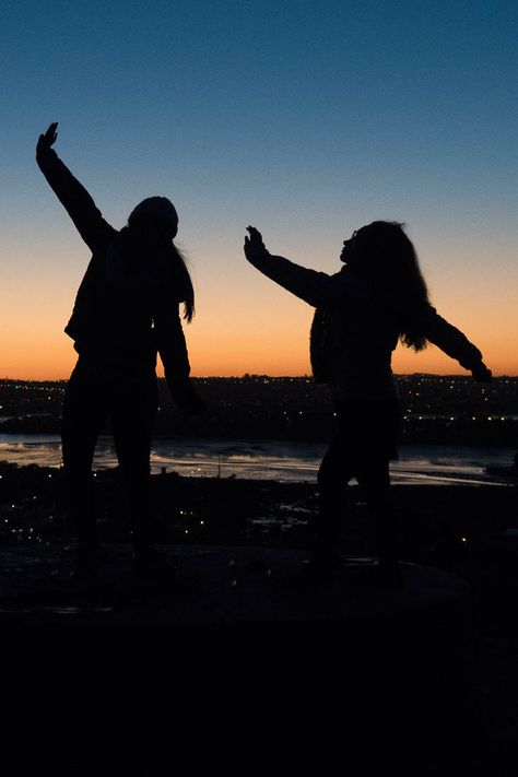 Silhouette of girls just after sunset seen from Mount Victoria in Devonport New Zealand Two Sisters Aesthetic, Sky Poses, Sunset Girl, Dslr Photography Tips, Yennefer Of Vengerberg, Beyond The Horizon, Landscape Photography Tips, Sister Photos, Silhouette Photos