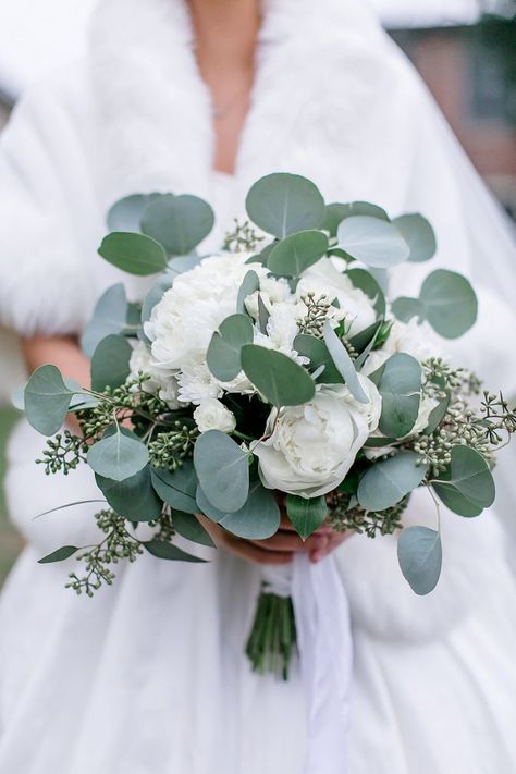 Green White Wedding Bouquet, Bridal Bouquet Green, Bride Bouquets White, White Peonies Bouquet, Eucalyptus Wedding Bouquet, Simple Wedding Bouquets, Flowers Peonies, Eucalyptus Bouquet, Winter Wedding Bouquet