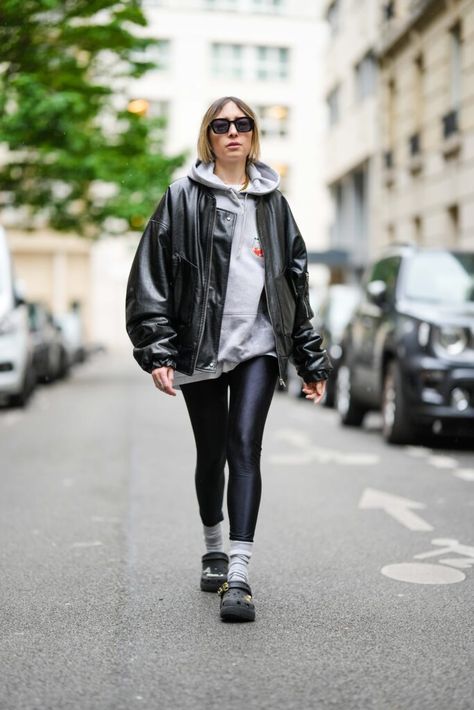 15 Outfit Ideas to Style Crocs Like a Pro - POPSUGAR Australia Platform Croc Outfits Women, Croc Airport Outfit, Crocs Work Outfit, Croc Outfits Women Fall, Cool Crocs Outfits, Winter Outfits With Crocs, Croc Shoes Outfit, Crocs Fall Outfits, Platform Croc Outfits