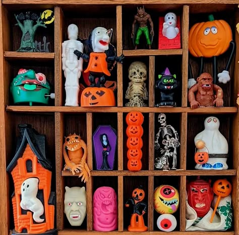 Halloween Trinkets, Knick Knack Shelf, Vintage Halloween Decor, Vintage Halloween Decorations, Halloween Inspo, Candyland Decorations, Spooky Scary, Halloween Items, Fall Halloween Decor