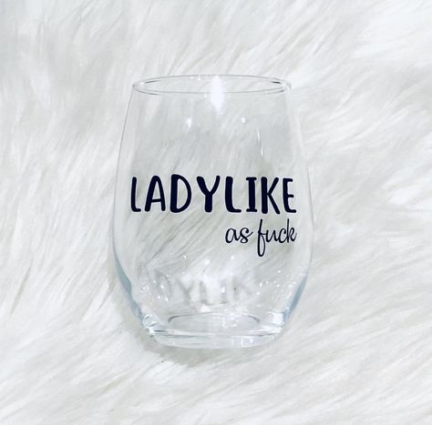 Cricut Wine Glasses, Wine Glass Sayings, Diy Wine Glasses, Wine Glass Crafts, Gift Wine, Friends Gif, Funny Wine, Diy Cups, Wine Humor