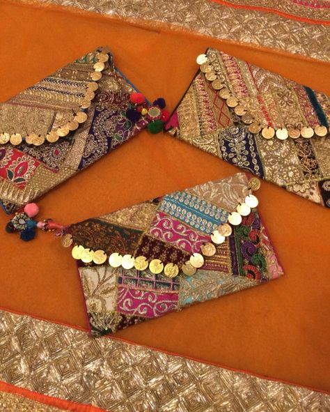 Hand Clutch For Women, Shagun Envelopes, Fancy Envelopes, Diy Paper Bag, Dori Work, Bags Making, Wedding Gift Pack, Boho Clutch, Wedding Gifts Packaging