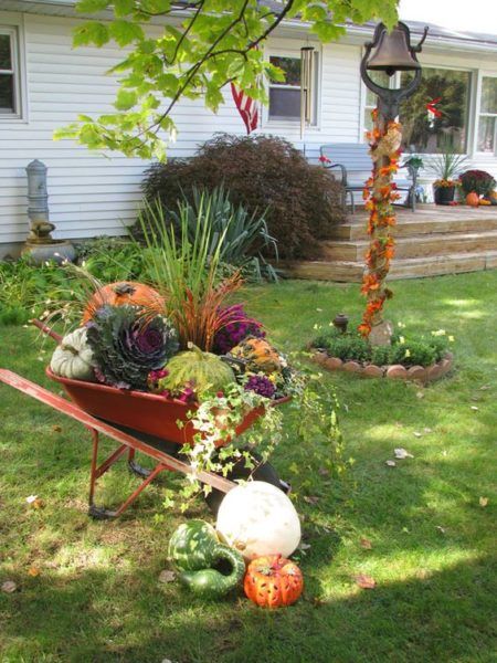 fc8dbaadbd80e258f81c0fb49e86929f Fall Yard Decor, Rustic Outdoor Decor, Fall Garden Decor, Outside Fall Decor, Fall Planters, Fall Deco, Autumn Decorating, Fall Outdoor Decor, Fall Decorations Porch