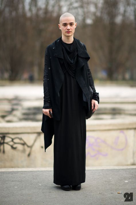 Wonderful young man! Non Binary Fashion, Boys In Skirts, Gender Fluid Fashion, Queer Fashion, Androgynous Fashion, Yohji Yamamoto, Dark Fashion, Kilt, Mens Street Style