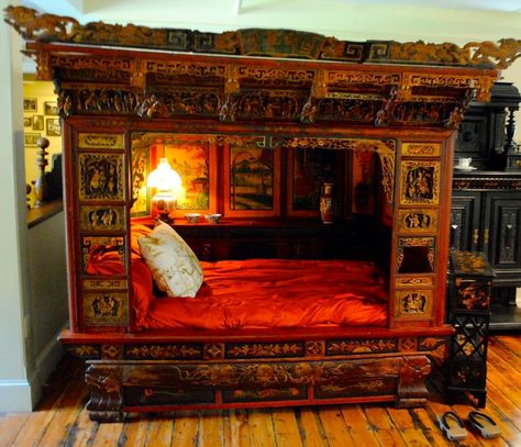 Chinese Wedding Bed circa 1800's Chinese Bed, Modern Asian Decor, Asian Decor Living Room, Bed Design Modern Luxury, Asian Bedroom, Sleeping Nook, Wedding Bed, Asian Furniture, Chinoiserie Decorating