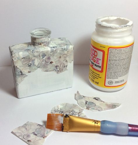 Craft Consortium, Decoupage Papers, Empty Perfume Bottles, Decoupage Glass, Pretty Perfume Bottles, Diy Perfume, Decoupage Diy, Glass Bottles Art, Wine Bottle Diy Crafts