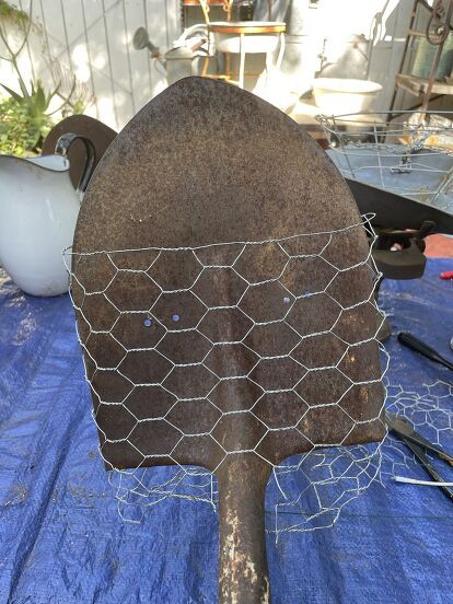 Old Tools Decor Ideas Garden, Yard Art From Old Garden Tools, Rusty Shovel Ideas, Succulent Gardens Ideas, Repurposed Shovel Head, Crafts Using Old Shovels, Old Rake Ideas, Old Shovel Ideas, Old Garden Tools Repurposed