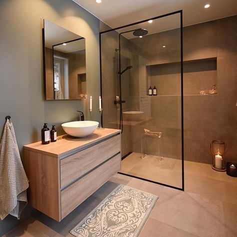 Square Salon Design, Wall To Wall Shower Ideas, Tikamoon Bathroom, Modern Walk In Shower Ideas, Natural Stone Bathroom Ideas, Restroom Remodel Ideas, Showers For Small Bathrooms, Scandinavian Bathroom Design Ideas, Modern Minimalist Bathroom