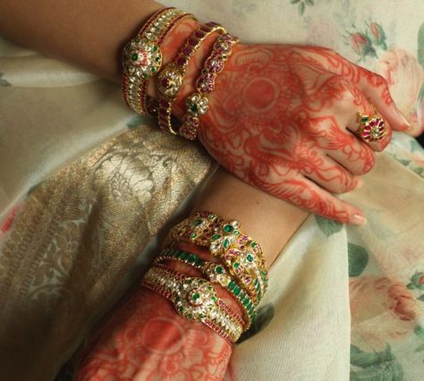 Gold Jewelry Prom, Peacock Motifs, Bridal Jewellery Design, Glass Bangles, Bangles Set, Antique Gold Jewelry, Beaded Jewelry Designs, Bangles Jewelry Designs, Bridal Gold Jewellery Designs