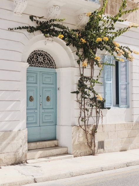 Top Things To See and Do in Malta In 48 Hours Pintura Exterior, Casa Vintage, Romantic Colors, Blue Door, Entrance Gates, Front Doors, Slovenia, Shutters, Malta