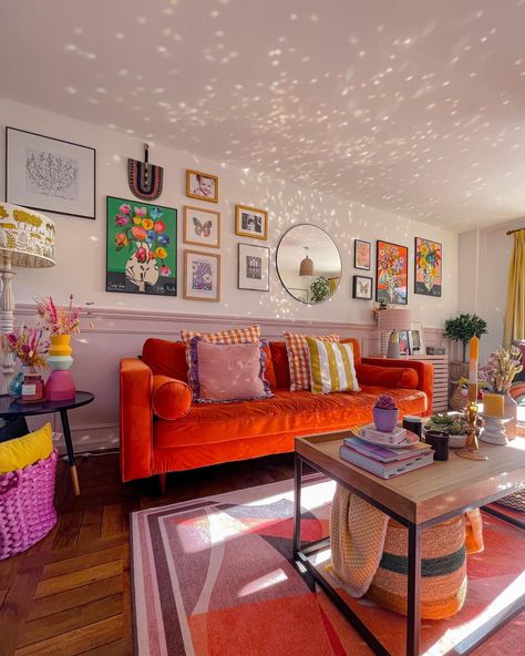 Bright Colored Apartment, Bright Colorful Apartment, Bright Apartment Aesthetic, Bright Colored Living Room, Maximalist Gallery Wall, Minimalist Living Room Decor, Colorful Apartment, First Apartment Decorating, Bright Apartment