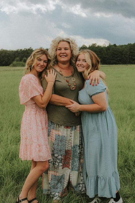 Mom And Two Daughters Photoshoot, Mom With Older Daughters Photography, Family Portrait With Grandmother, Family Portrait Poses Single Mom, Single Mom Photo Shoot Ideas, Photography Poses Family Single Mom, Single Mom Family Photo Ideas, Family Photo Poses Single Mom, Mom With Older Kids Photoshoot