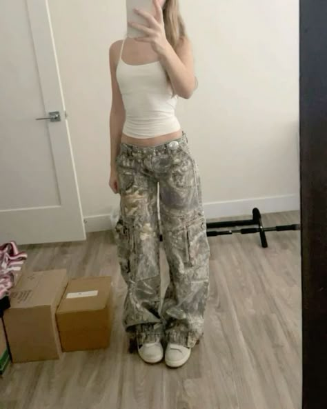 Low Rise Outfit, Cool Cargo Pants, Trendy Cargo Pants, Cargo Pants Outfits, Outfit Inspo Casual, Pants Outfits, Simple Trendy Outfits, Swaggy Outfits, Cute Everyday Outfits