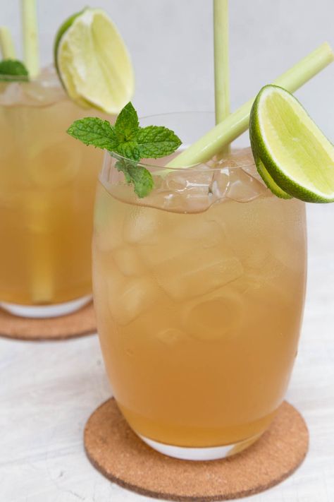 Sweet Thai Lemongrass Drink Lemongrass Mocktail, Thai Beverages, Mai Thai Drink Recipe, Lemongrass Drink, Diy Thai Iced Tea, Lemongrass Iced Tea, Easy Mocktails, Prawn Dishes, Sweet Tea Recipes