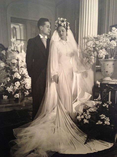 Wedding picture in Paris a few months before Germany invaded in 1940. They both survived. Old Wedding Photos, Look Gatsby, Vintage Bridal Fashion, 1940s Wedding, Vintage Wedding Photography, Vintage Wedding Photos, Wedding Gowns Vintage, Wedding Picture, Vintage Bride