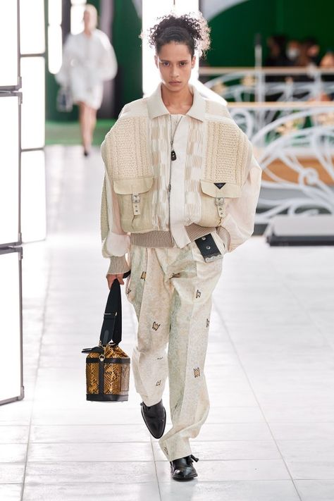 #SuzyPFW: Louis Vuitton, Margiela, MiuMiu And Sacai Celebrate Doing It Their Way | Vogue Italia Androgynous Models, Louis Vuitton Paris, Fashion Bible, Louis Vuitton Official Website, Vogue Russia, Traditional Fashion, Fashion 2020, Vogue Paris, Primavera Estate