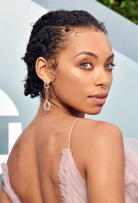 35 Short Haircuts for Fine Hair That Are It-Girl Approved Logan Browning Aesthetic, Poc Women, Short Haircuts For Fine Hair, Pixie Aesthetic, Logan Browning, Fine Hair Tips, Retro Curls, Short Red Hair, Favorite Wallpaper