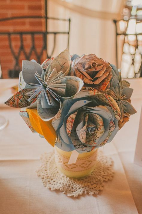 Macro Wedding, Travel Centerpieces, Map Flowers, Pretty Wedding Centerpieces, Honeymoon Shower, Non Floral Centerpieces, Centrepiece Ideas, Travel Theme Bridal Shower, Travel Bridal Showers