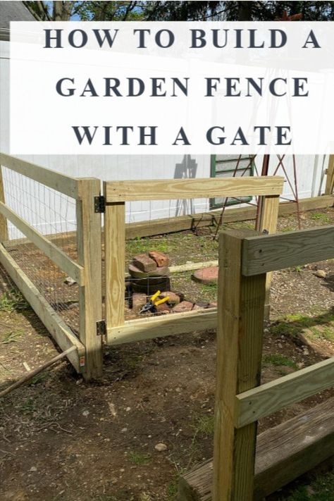 Wooden garden gate with wire fencing Diy Garden Gate, Cheap Garden Fencing, Small Garden Fence, Living Wall Garden, Chicken Fence, Fenced Vegetable Garden, Cozy Garden, Diy Garden Fence, Diy Fence