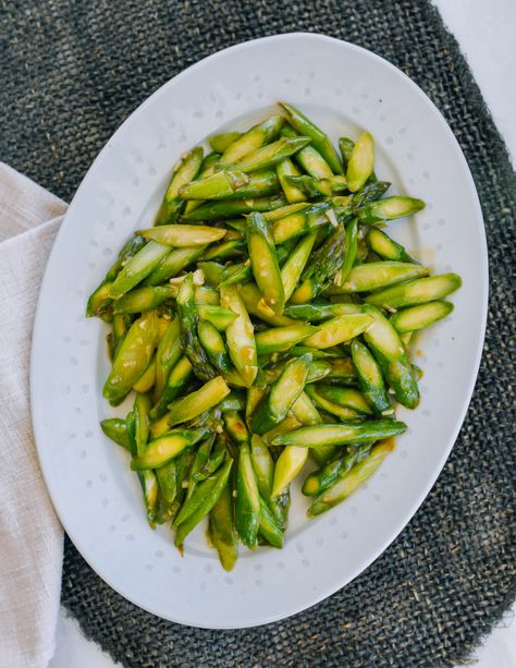 Asparagus Stir Fry, Asparagus Dishes, Vegetarian Oyster Sauce, Wok Recipes, Asparagus Seasoning, Asparagus Fries, Easy Side Dish, Simply Filling, Woks