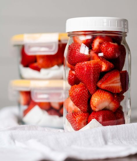 How To Clean Strawberries, How To Wash Strawberries, Store Strawberries, How To Store Strawberries, Food References, Fresh Strawberry Recipes, Mason Jar Storage, Amazing Food Hacks, Cut Strawberries