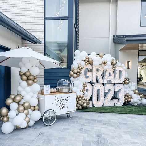 Doctoral Degree Graduation Party, Open House Party Ideas Events, College Graduation Themes, Open House Graduation Party Ideas, Graduation Party Elegant, White And Gold Grad Party, Boujee Graduation Party, Nyu Graduation Party Ideas, Chic Graduation Party Ideas