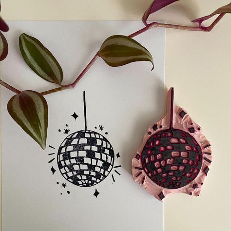 Disco Ball Linocut, Small Lino Print Ideas, Lino Block Prints, Birthday Card Lino Print, Cute Stamp Ideas, Print Carving Ideas, Stamp Carving Ideas Simple, Relief Printmaking Ideas, Stamp Drawing Ideas