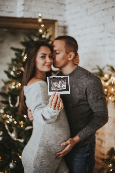 Maternity Christmas Pictures, Winter Pregnancy Photoshoot, Christmas Pregnancy Photos, Vom Avea Un Copil, Pregnancy Announcement Pictures, Photo Bb, Pregnancy Announcement Photoshoot, Baby Bump Pictures, Baby Announcement Photoshoot