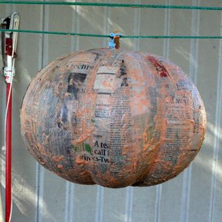 Papier Mache Pumpkin Diy, Paper Mache Jackolanterns Diy, Diy Pumpkin Paper Mache, Paper Mache Jack O Lantern, Pumpkin Easy, Paper Mache Vintage Pumpkin, Pumpkin Tutorial, Paper Mache Pumpkins, Paper Mache Clay