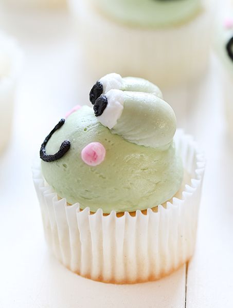 Froggy Cupcakes these are adorable cupcakes, that are perfect for a birthday party. Frog Cupcakes, Deco Cupcake, Kid Cupcakes, I Am Baker, Animal Cupcakes, Cute Baking, Cupcake Designs, Cute Cupcakes, Fun Treats